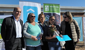 Ministra Eneida de León e intendente Daniel Martínez en entrega de viviendas a familias de exasentamiento Isla de Gaspar