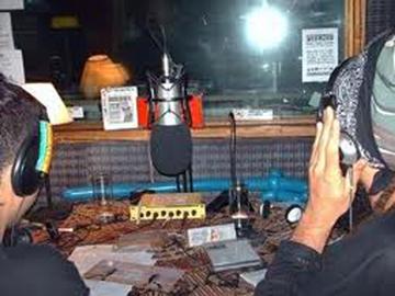 Jóvenes en estudio de grabación de radio