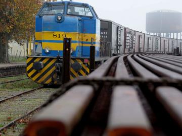 Tren circulando por vía férrea