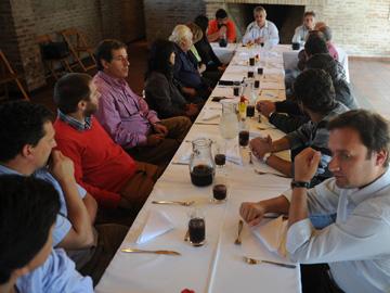 Autoridades en la reunión del martes 9 de abril