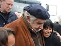 Mujica visitó las zonas inundadas en Paysandú y recorrió alojamientos de evacuados