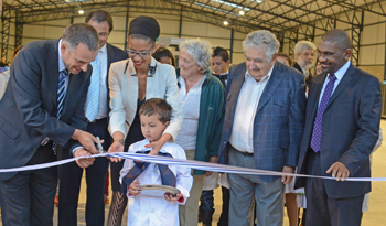 Autoridades en inauguración de planta logística de El Correo