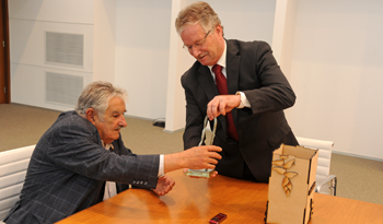 Pedro Rivero de El Deber entrega al Presidente Mujica el premio Personaje del Año