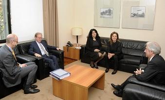 Tabaré Vázquez junto a Axel van Trotsenburg y comitiva