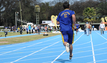 Competidor en pista de atletismo