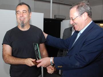 Ministro Ehrlich entregando premio