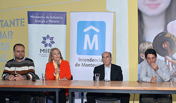 Carolina Cosse y Daniel Martínez junto a autoridades municipales en PTI del Cerro