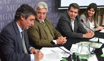 Álvaro García, titular de OPP, y Tabaré Aguerre, ministro de Ganadería, Agricultura y Pesca firman acuerdo