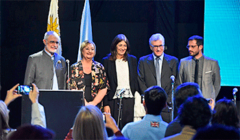 Autoridades en el lanzamiento de la temporada estival uruguaya, en Buenos Aires