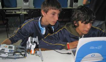Estudiantes experimentan con sus computadoras del Plan Ceibal