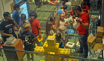 Niños y adolescentes en evento Bricks & Bits, de UTEC