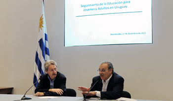 Autoridades en presentación de datos de programas de educación para adultos