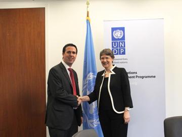 Diego Cánepa saludándo a Susan McDade, representante en Uruguay de Naciones Unidas