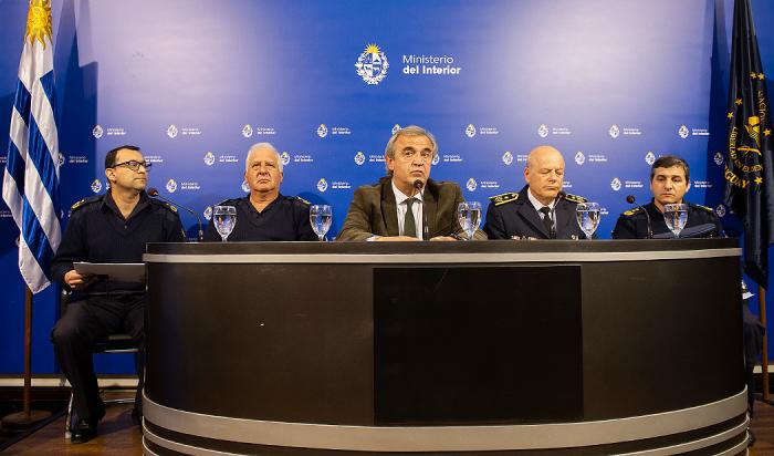 Autoridades policiales junto al ministro Jorge Larrañaga