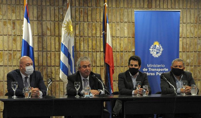 Ministro Luis Alberto Heber y autoridades del Ministerio de Transporte y Obras Públicas
