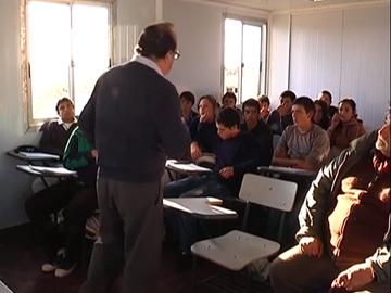 Subsecretario de Trabajo, Nelson Loustaunau habla con estudiantes de la Escuela Agraria anexo Cerro Pelado