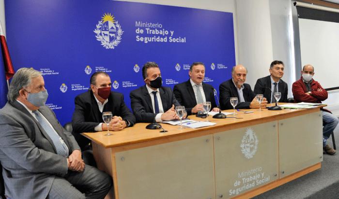 Firma de protocolo sanitario para reapertura de shopping centers