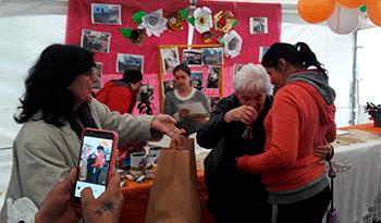 Lucía Topolansky entrega llaves a beneficiaria del Plan Juntos Lucía Topolansky entrega llaves a beneficiaria del Plan Juntos