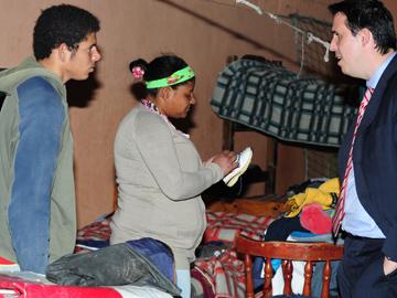 Prosecretario Diego Cánepa con personas afectadas por inundación en Treinta y Tres