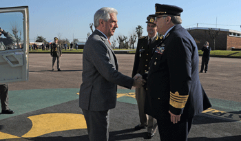 Vázquez saluda al comandante en jefe de la Fuerza Aérea, Alberto Zanelli al arribar a Florida