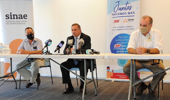 Secretario Álvaro Delgado en recepción de donación de tapabocas al Sinae