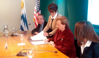 Ministra María Julia Muñoz firma acuerdo con Fulbright Ministra María Julia Muñoz firma acuerdo con Fulbright