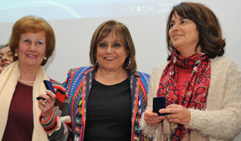 Directora general del Consejo de Educación Inicial y Primaria, Irupé Buzzetti, con maestras homenajeadas