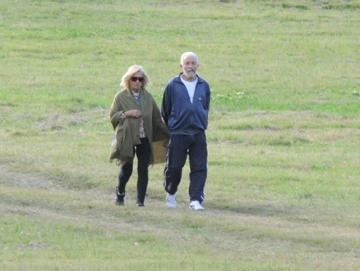 Personas adultas mayores caminando por un parque