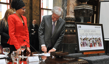 El Presidente Tabaré Vázquez mataselló el sello conmemorativo de los 100 años de la ley de 8 horas