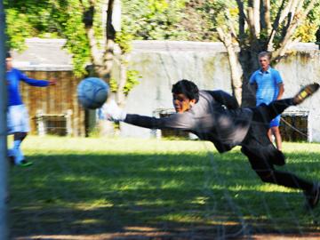 Niños jugando al fútbol