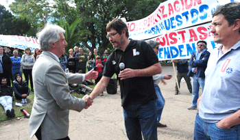 El presidente Tabaré Vázquez es recibido por dirigentes de la Federación Ancapa, el sindicato de los trabajadores de la empresa estatal