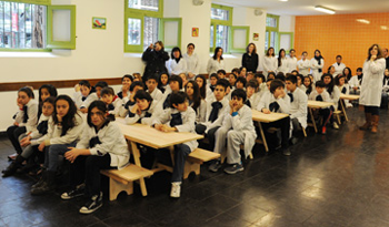 Niños, niñas y maestros en acto escolar