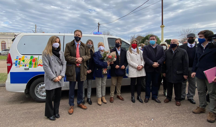 Autoridades en Porvenir junto a la ambulancia donada