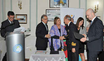 Firma de contrato de adhesión del Instituto Antártico a la marca Uruguay Natural