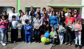 Vecinos de Paysandú con el ministro, Francisco Beltrame, tras inauguración de viviendas