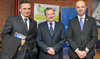 Alejandro Ferrari, integrante de Uruguay XXI, el decano de Ciencias, Juan Cristina, y Antonio Carámbula, director ejecutivo de Uruguay XXI