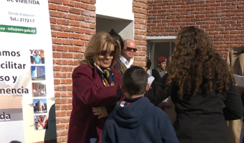 Ministra Eneida de León en entrega de viviendas en el barrio La Unión