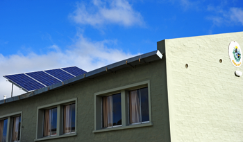 Paneles fotovoltaicos en escuela rural uruguaya.