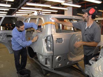 Trabajadores realizando tareas en el sector automotriz