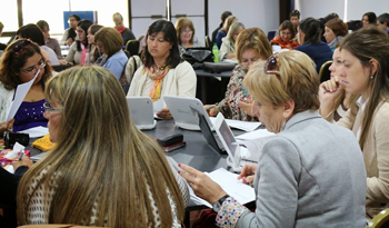 Jóvenes estudiando con sus computadoras