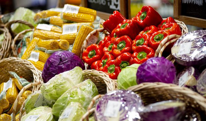 Verduras en una góndola