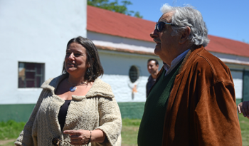 El Presidente José Mujica recorre la colonia acompañado de la presidenta del INC, Jaqueline Gómez, y uno de los productores