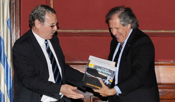 El ministro Ricardo Ehrlich entre la colección "Nuestro Tiempo" al canciller Luis Almagro