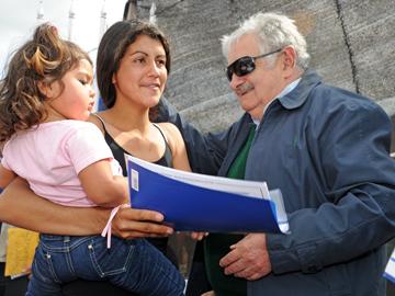 Presidente Mujica entrega título de propiedad de vivienda a ciudadana de Salto