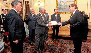 Vázquez recibe cartas credenciales de Guillermo Montenegro.