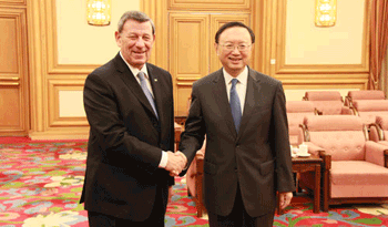 Rodolfo Nin Novoa junto a Ni Yuefeng