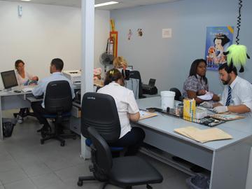 Madres tramitando la partida de nacimiento de sus hijos