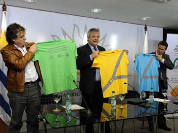 Autoridades en conferencia de prensa