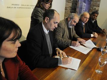 Autoridades firmando convenio.