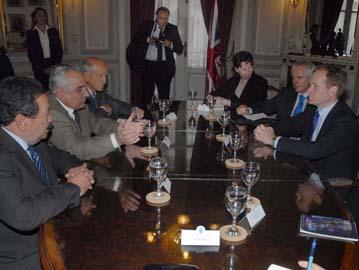 Mesa de reunión con participantes